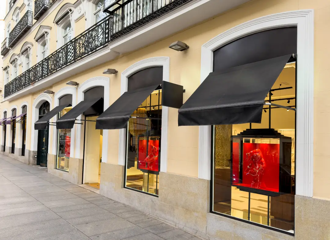 Façade vitrine de magasin en aluminium sur mesure à Soullans